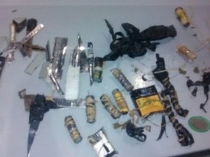 [Vídeo] Arsenal de facas e drogas são encontrados em revista no presídio do Agreste
