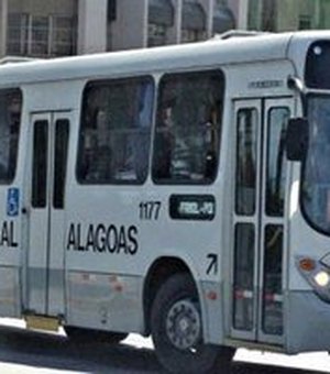 Homem é preso suspeito de assaltar ônibus com peixeira, em Maceió