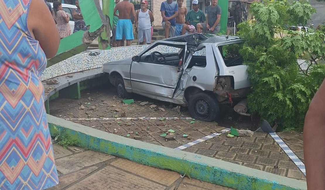 [Vídeo] Condutor de veículo perde o controle, capota e atinge praça em São Miguel dos Campos