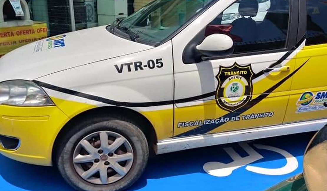Veículo da SMTT de Arapiraca estaciona em vaga exclusiva para deficiente físico 