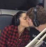 Ex-BBB Breno pede Paula em namoro ao vivo em rádio
