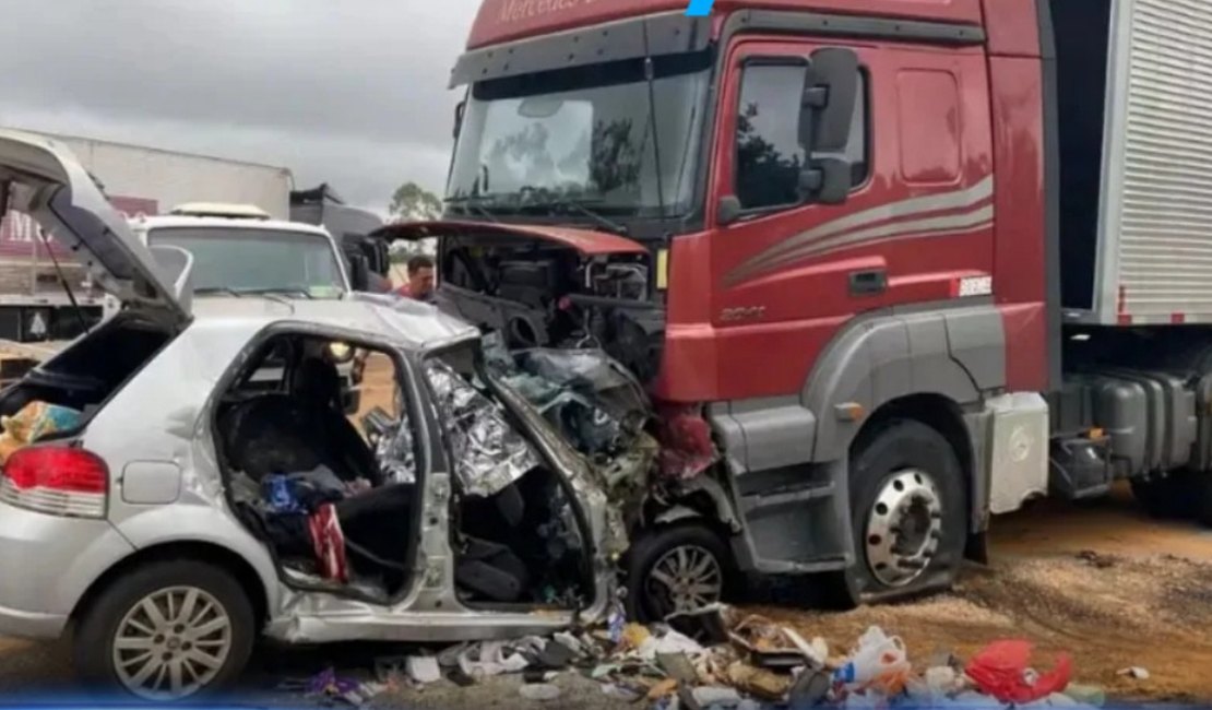 Alagoanos da mesma família morrem após colisão entre carro e carreta em Minas Gerais