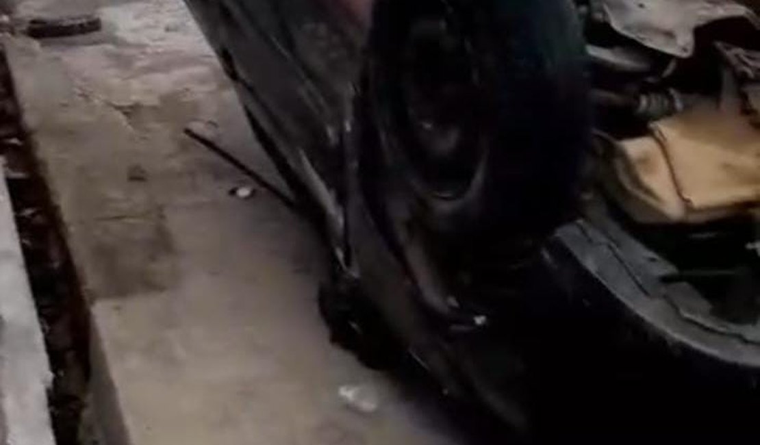 Carro colide e capota em ladeira no Centro do município de Porto Calvo