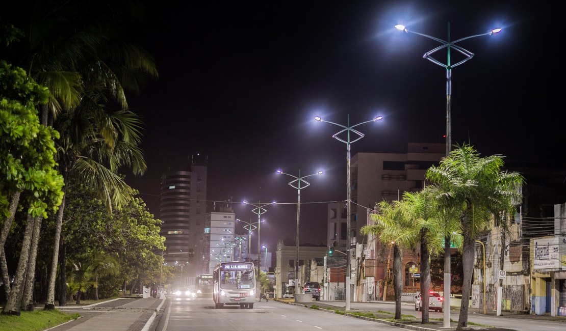 Avenida Assis Chateaubriand, em Maceió, recebe iluminação em Led