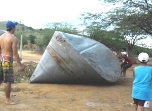 Cisternas de plástico doadas pelo governo deformam no calor