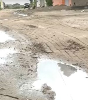 [Vídeo] Moradores reclamam de rua esburacada e lama em Arapiraca