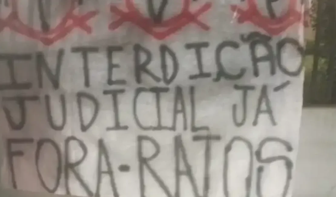 Torcida do Corinthians protesta em frente à casa de Omar Stabile: 'Fora ratos'