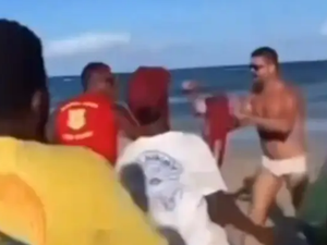 Prefeitura suspende barraca onde turistas foram agredidos na praia em Porto de Galinhas