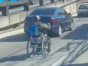 Homem em cadeira de rodas circula no trânsito e faz ultrapassagens; veja