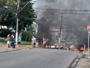 Moradores fecham avenida em protesto por pavimentação na Serraria