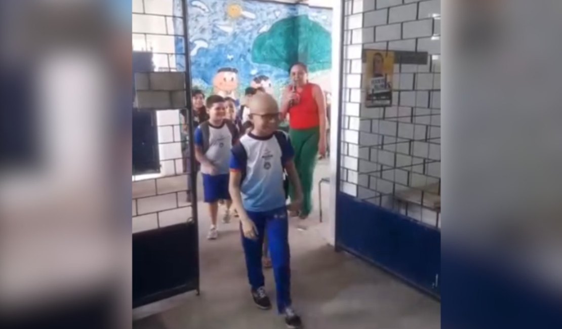 Aos 8 anos, aluno da rede municipal de Maceió retorna às aulas após vencer câncer