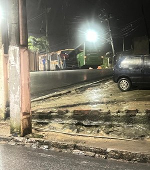 Dois ônibus colidem na curva do cemitério em Rio Largo