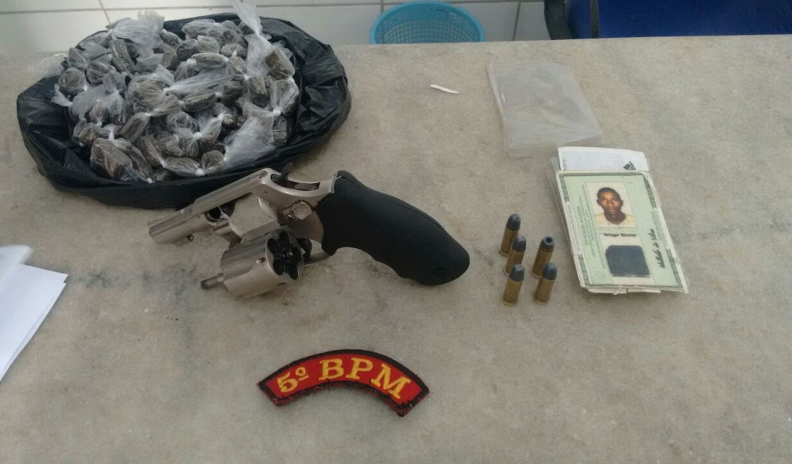 Jovem é preso com mais de 150 bombinhas de maconha e revólver especial