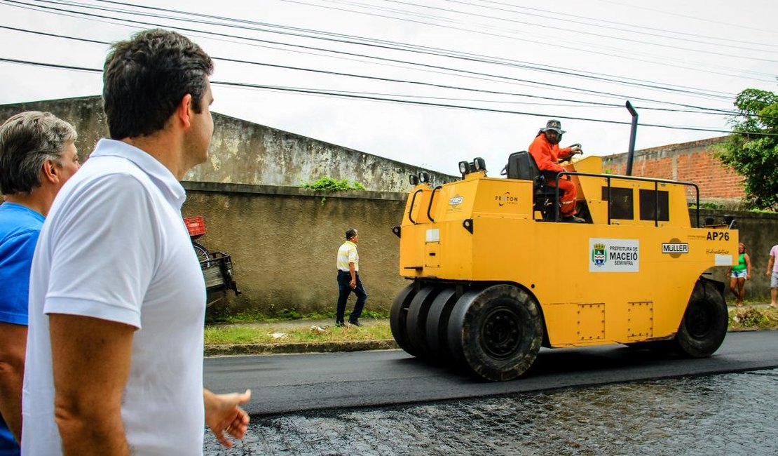 Prefeito Rui Palmeira vistoria obra de recapeamento no Barro Duro