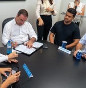 Prefeito assina ordem de serviço para obras de infraestrutura entre povoados em Arapiraca