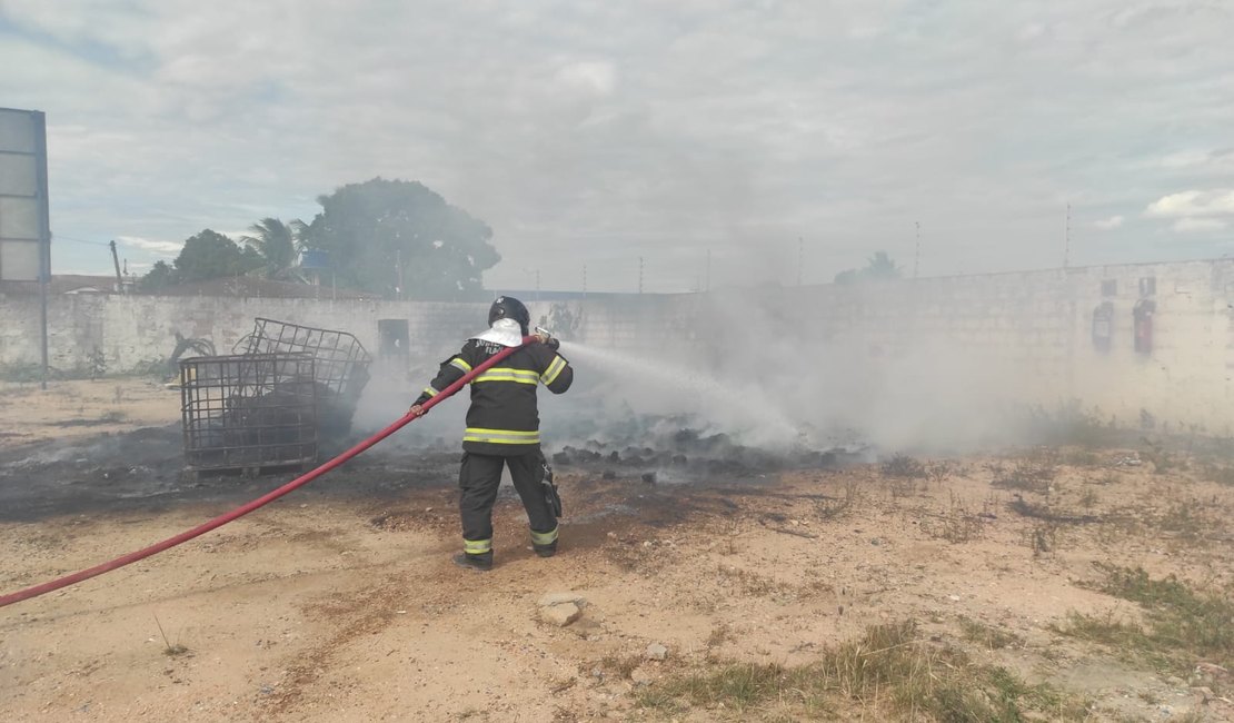 Incêndio atinge fábrica de plástico em Arapiraca