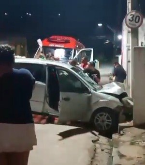 [Vídeo] Carro bate contra muro de casa e deixa homem ferido na cidade de Messias