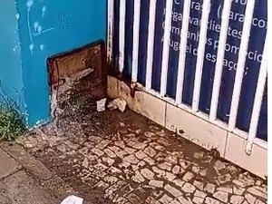 [Vídeo] Criminosos furtam registro de água do quiosque da CDL, no Centro de Arapiraca