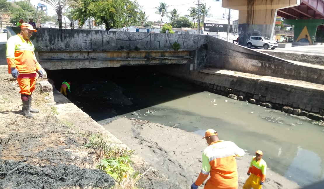 Inicia limpeza de lixo acumulado pelas ruas durante chuva em Maceió