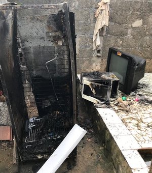 Incêndio de grandes proporções destrói residência em Marechal Deodoro