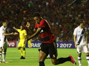 Árbitro volta em pênalti, Sport marca no fim e empata com o Vasco