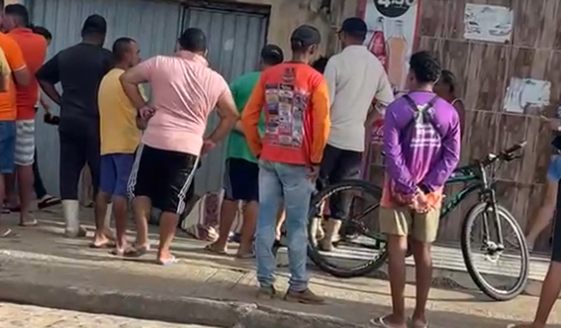 Homem é morto a tiros em frente a mercadinho na zona rural de Arapiraca