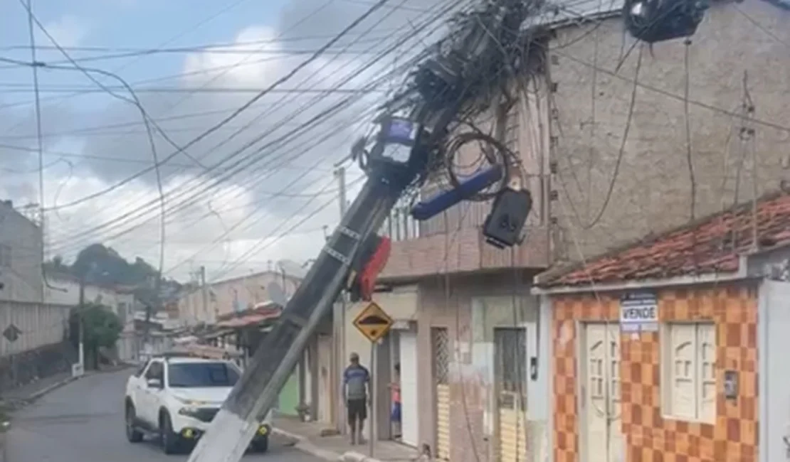 Caminhão danifica poste e deixa fiação elétrica em risco no Manoel Teles