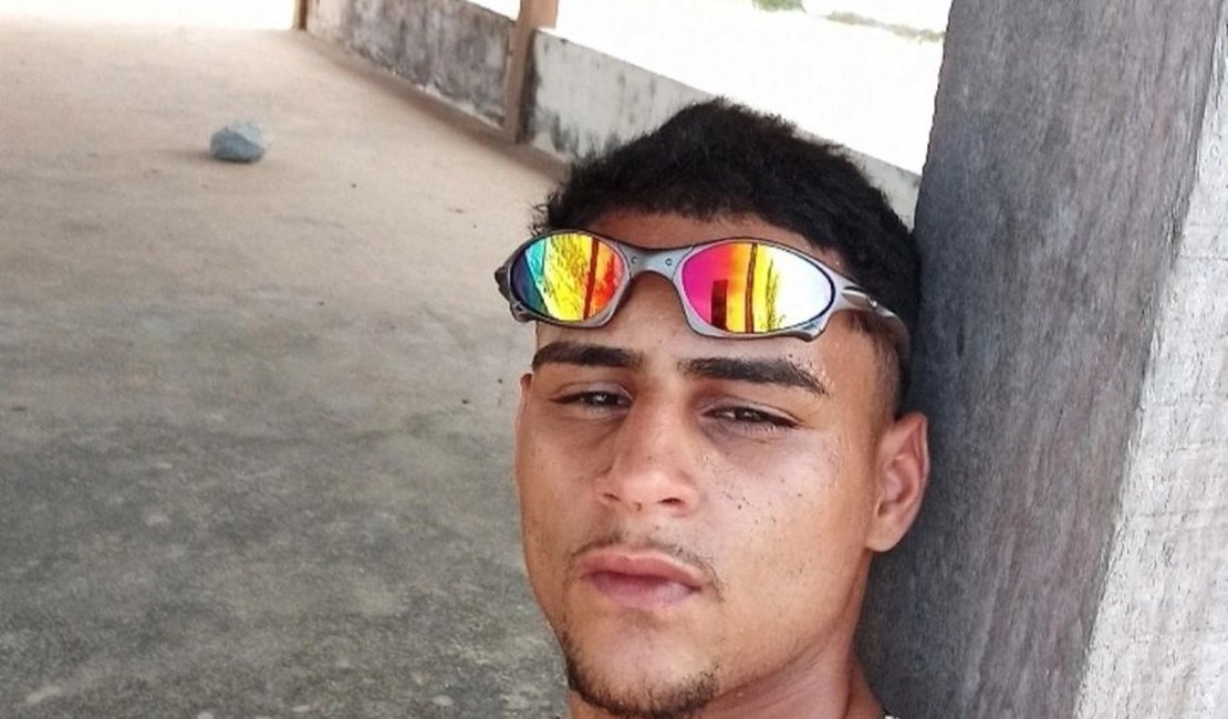 Jovem é chamado em casa e morto a tiros em via pública em Arapiraca
