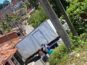 [Vídeo] Caminhão-baú perde freio e provoca congestionamento na Ladeira da Moenda