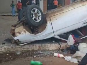 Carro capota em estrada da zona rural de Palmeira dos Índios