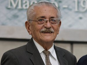 Assembleia aprova homenagem a servidor que dedicou 65 anos ao Legislativo