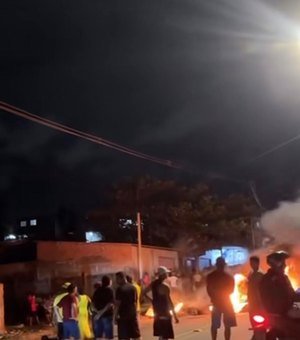 [Vídeos] Moradores do Jacintinho protestam contra falta de água no bairro