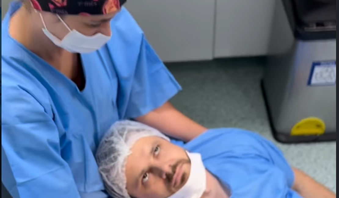 [Vídeo] Pai desmaia ao acompanhar nascimento da filha e cena viraliza