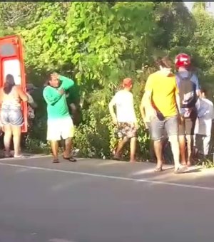 [Vídeo] Buggy cai em ribanceira e deixa turistas feridos em Maragogi