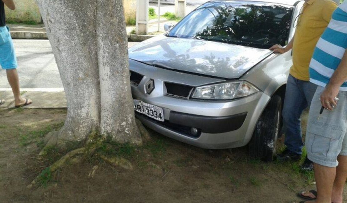 Condutor bate em árvore na Avenida Ceci Cunha