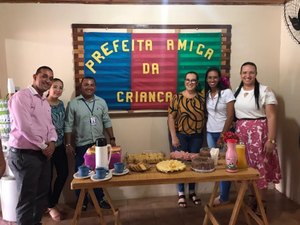 Lagoa da Canoa: Tainá Veiga recebe título de Prefeita Amiga da Criança