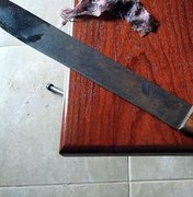 Mulher ameaça vizinha com facão em Porto de Pedras