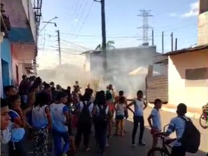 Pais e alunos de escola municipal de Maceió interditam via em novo protesto contra a falta de climatização