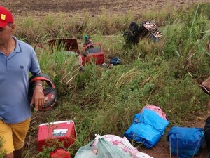Carro com passageiros capota na rodovia AL 220