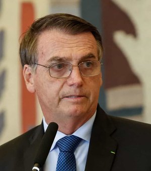 Bolsonaro tenta explicar gastos com cartão, mas se equivoca na base de comparação
