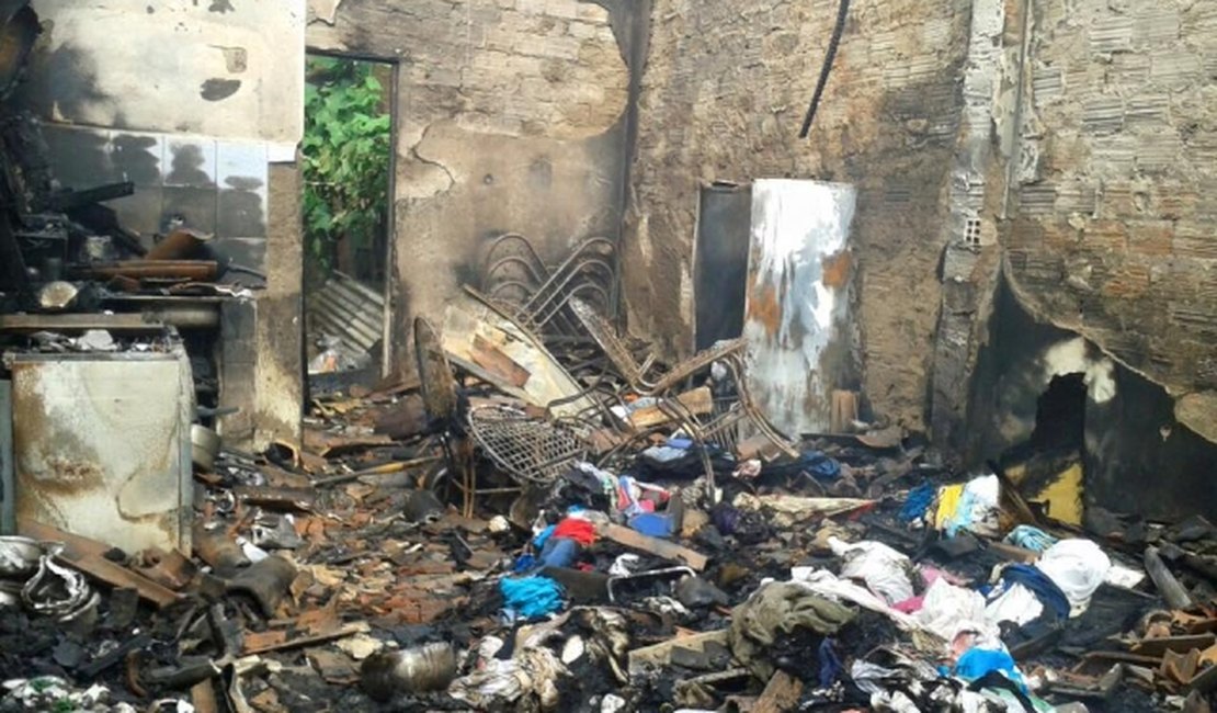 Mulher consegue escapar de incêndio após filho atear fogo na casa