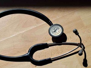 Médico é acusado de abusar de 95 crianças na Áustria