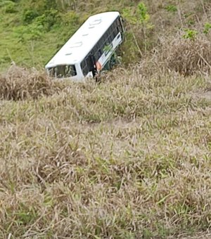 [VÍDEO] Ônibus da empresa Veleiro cai em ribanceira na cidade de Rio Largo