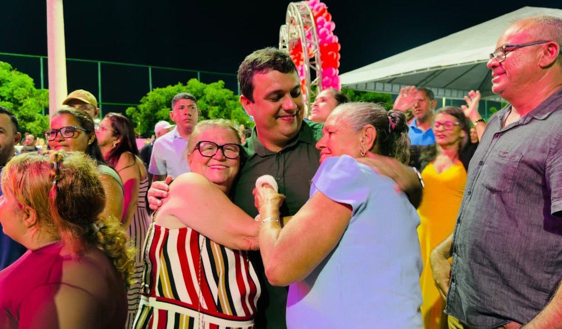 Prefeitura de Girau do Ponciano distribui prêmios, faz homenagens e shows no Dia das Mães