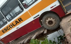 Ônibus ficou preso na ponte de madeira na zona rural de Maragogi