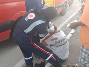 Idoso é atropelado por motociclista ao atravessar a rua em Arapiraca 