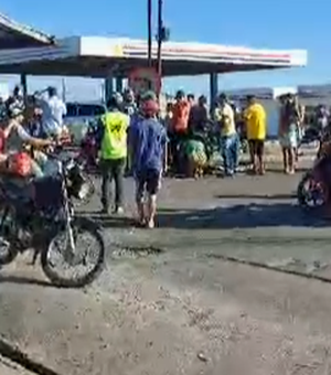 [Vídeo] Acidente deixa ocupantes de uma moto no chão na AL-220, próximo ao Trevo da Igrejinha