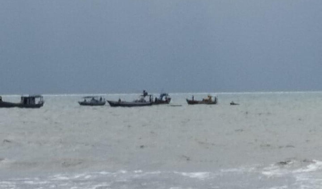 Barco de pesca naufraga no mar do município de Maragogi e tripulação é socorrida