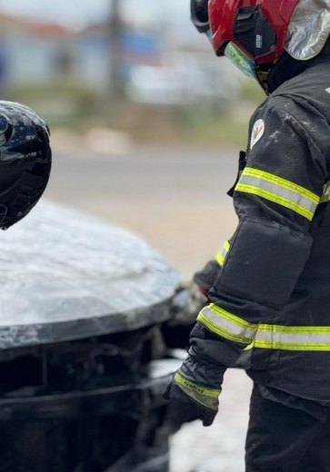 Incêndio atinge veículo estacionado em garagem de residência, em Penedo