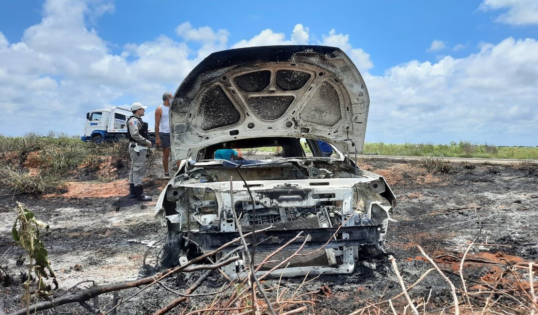 Carro pega fogo após colisão em Jequiá da Praia; vereador fica ferido
